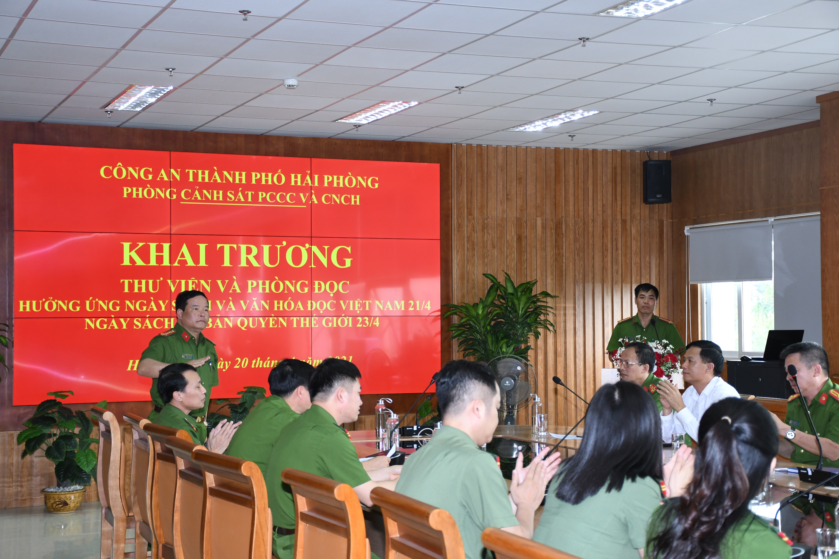 Phòng Cảnh sát PCCC và CNCH CATP: Khai trương thư viện và phòng đọc